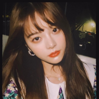 微信头像/女生/阳台的花已经枯萎  厨房那支也不能幸免