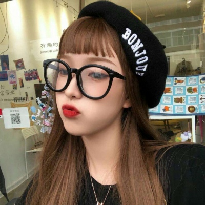 念七 可爱黑框眼镜时尚女生头像