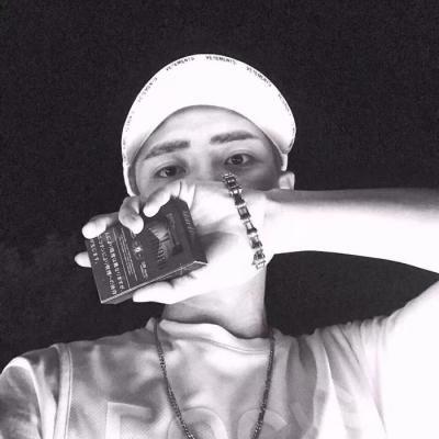 2025最冷傲男微信头像      在你生命我称霸