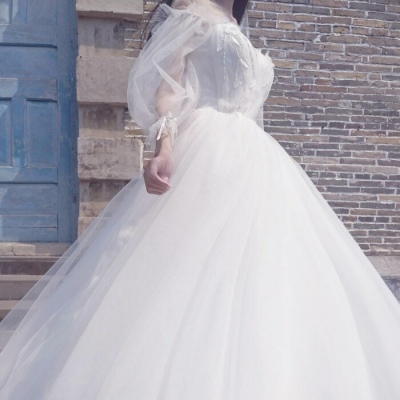 白灏宇:微信头像/女生/婚纱/白裙/人間，只是抹去了脂粉的脸