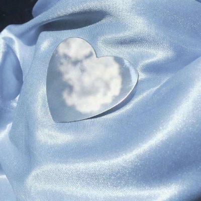 蓝色系微信头像背景图/遇到喜欢的人 就像浩劫余生 漂流过沧海 终见陆地.