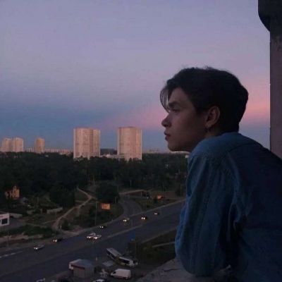 ￼草在结它的种子风在摇它的叶子我们站着不说话就十分美好￼