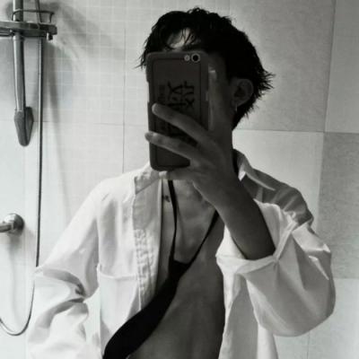 霸气冷酷的男生微信头像      世俗眼光