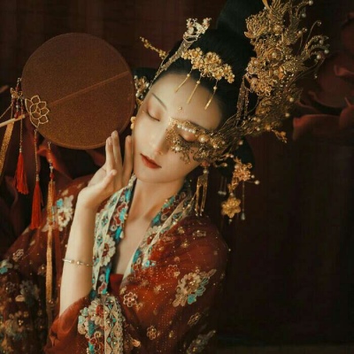 白灏宇:微信头像/女生/古风/我没有温柔，唯独有这腔英勇