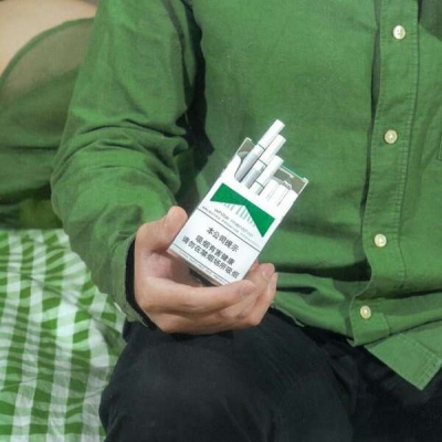 彩色烟盒微信头像  川/不想多说话 不愿被打扰 又渴望被拥抱