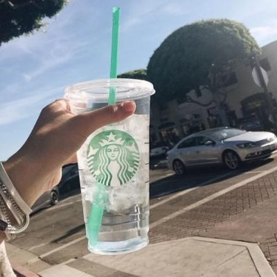 诗音//手拿物品唯美背景图