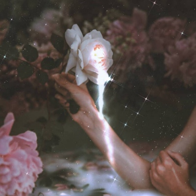 白灏宇:微信头像/女生/部位/手控/从此山河无恙，你我相安，各自安好。