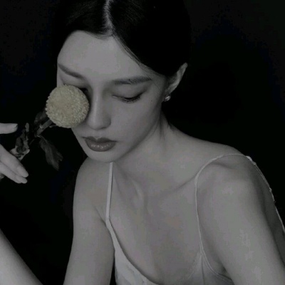 念七 丧系女生精致优雅头像