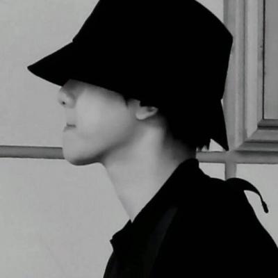 2025新版微信头像男生      改写下半生