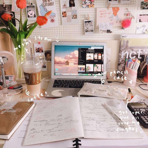 书桌/唯美/少女心/朋友圈背景图/如果有这样的书桌 我大概会爱上学习吧 ​