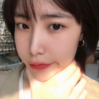 白灏宇:微信头像/女生/真人/人痴则孤，情浓常苦