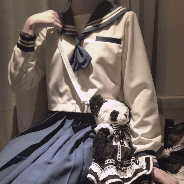 草莓粥：恩典ins风气质女生部位头像/是心动啊！糟糕眼神躲不掉.