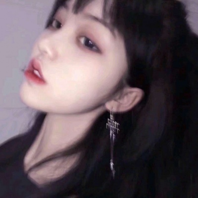 念七 脸部精致女生头像