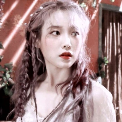 IU 李知恩  微博抱图