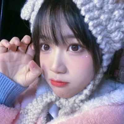 白灏宇:微信头像/女生/“你是银河散落的孤星 刚好落进我的眼里.”