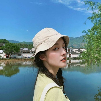 白灏宇:微信头像/女生/愿你风月都好看，爱恨皆浪漫。