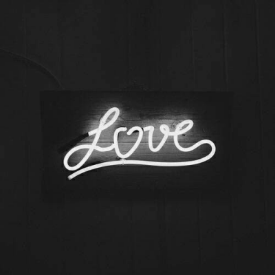 谁用微笑假装自己不悲伤