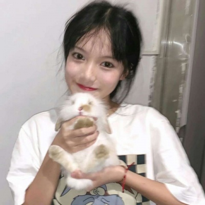念七 手捧萌物女生可爱精致少女头像