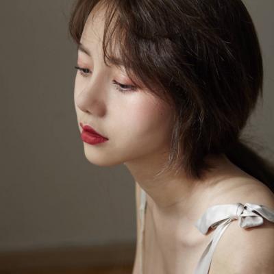 气质魅力女生微信头像    万世浮华