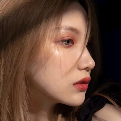 白灏宇:微信头像/女生/愿你风月都好看，爱恨皆浪漫。