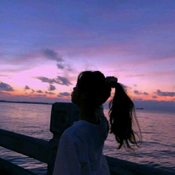 林知晚  微信唯美日落海边背影女孩头像