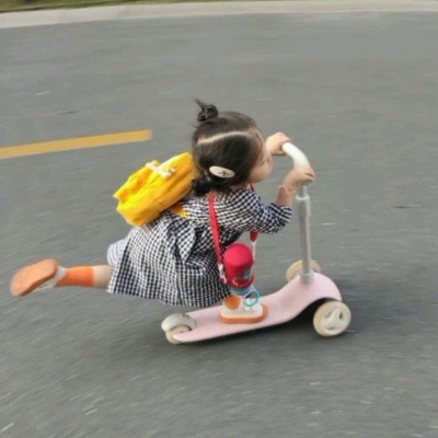 顾云曦  骑上我心爱的小摩托~