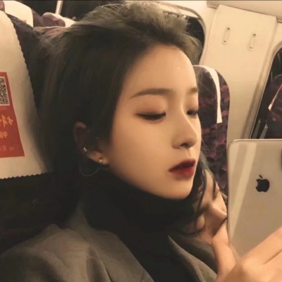 淡黄色微信女头/陈涵/我和你相爱时，清白且勇敢。