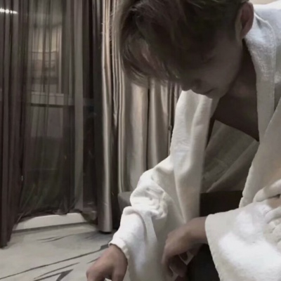 #帅气简单优质男头#他在对自己进行残忍而缓慢的谋杀.