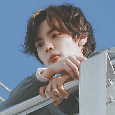 江砚:蓝色系男头 人间太吵了 所以来我心里吧