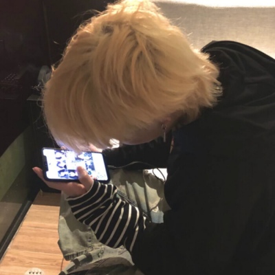 高冷成熟帅气男生双人头像  我怀里差个你