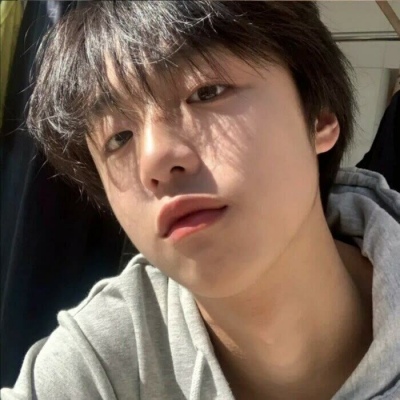 曦曦:男生头像/“不去强行弥补破碎的事物。”