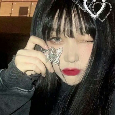 沈妍/淡黄的长裙，蓬松的头发