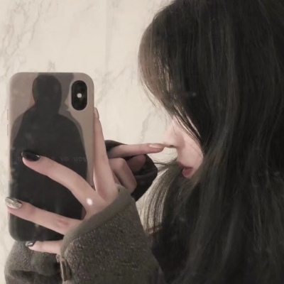 披发手机控小姐姐（镜面反射的我才最美吼）