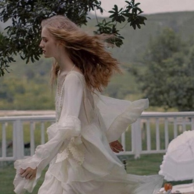 女生头像_若能避开猛烈的欢喜，自然也不会有悲痛的来袭-《人间失格》