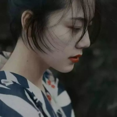 月亮深处贩卖着灰色温柔，