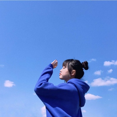 蓝色治愈系女生头像/＂世间的温柔皆如干净的云朵和你＂