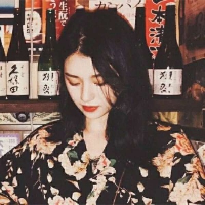 “我依赖大海，并且信仰高山。希望你路过我身边，刚好喜欢我的简单。”