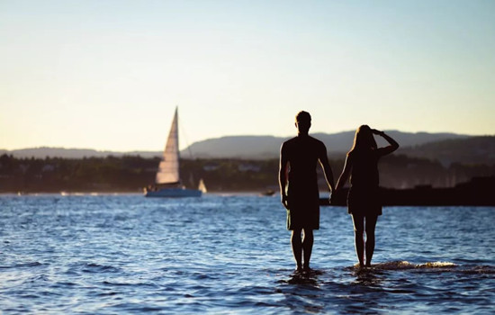 相亲男与别的女生聊天