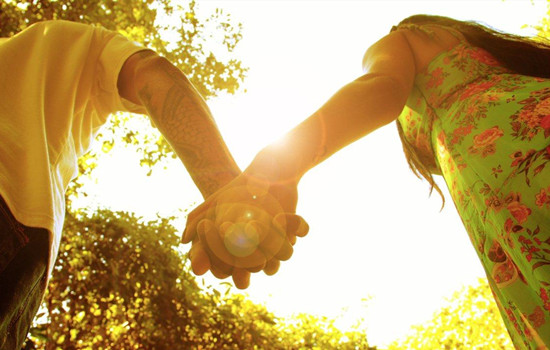 相亲男牵手是喜欢你吗