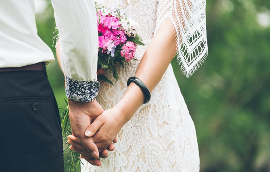 相亲男牵手是喜欢你吗