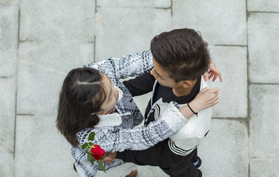 相亲男牵手是喜欢你吗