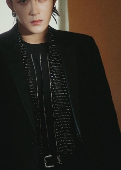 檀健次型男高清手机壁纸图片