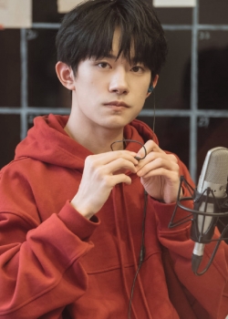 易烊千玺红色卫衣高清手机壁纸图片