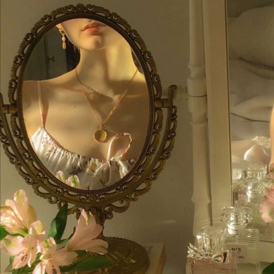 江念寻：人间忽晚 山河已秋 只闻新人笑 未见故人归