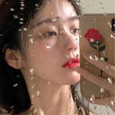 有些姑娘看起来满面春风，心里却是荒草雪原，寸草不生。