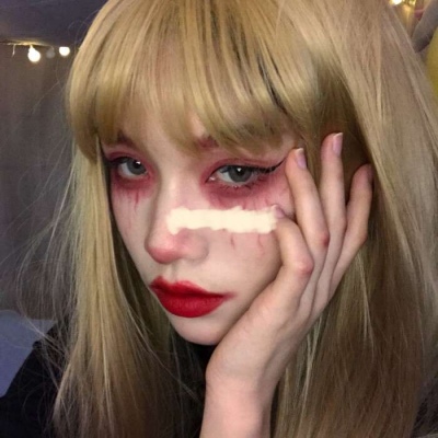 女头/“坐错了车 后来又错过了车 也没等到车”.