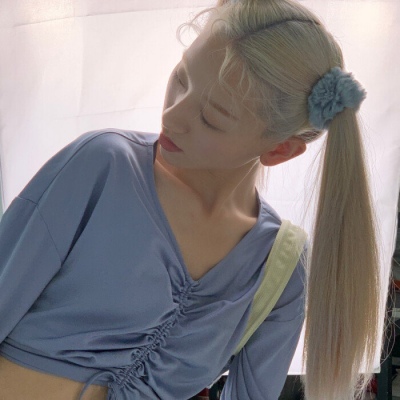 林阳：个性气质发色超酷玩网女生头像