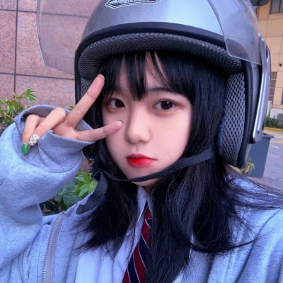 池乔：带机车头盔女潮风头像