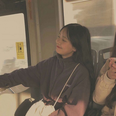 栀芜./森系女头/愿喜/你是皎皎明月下一罐被倾倒出的星河