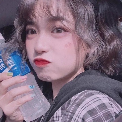 女生原宿风真人头像   夜晚有星 云朵有雨 这善变的世界 难得有你.